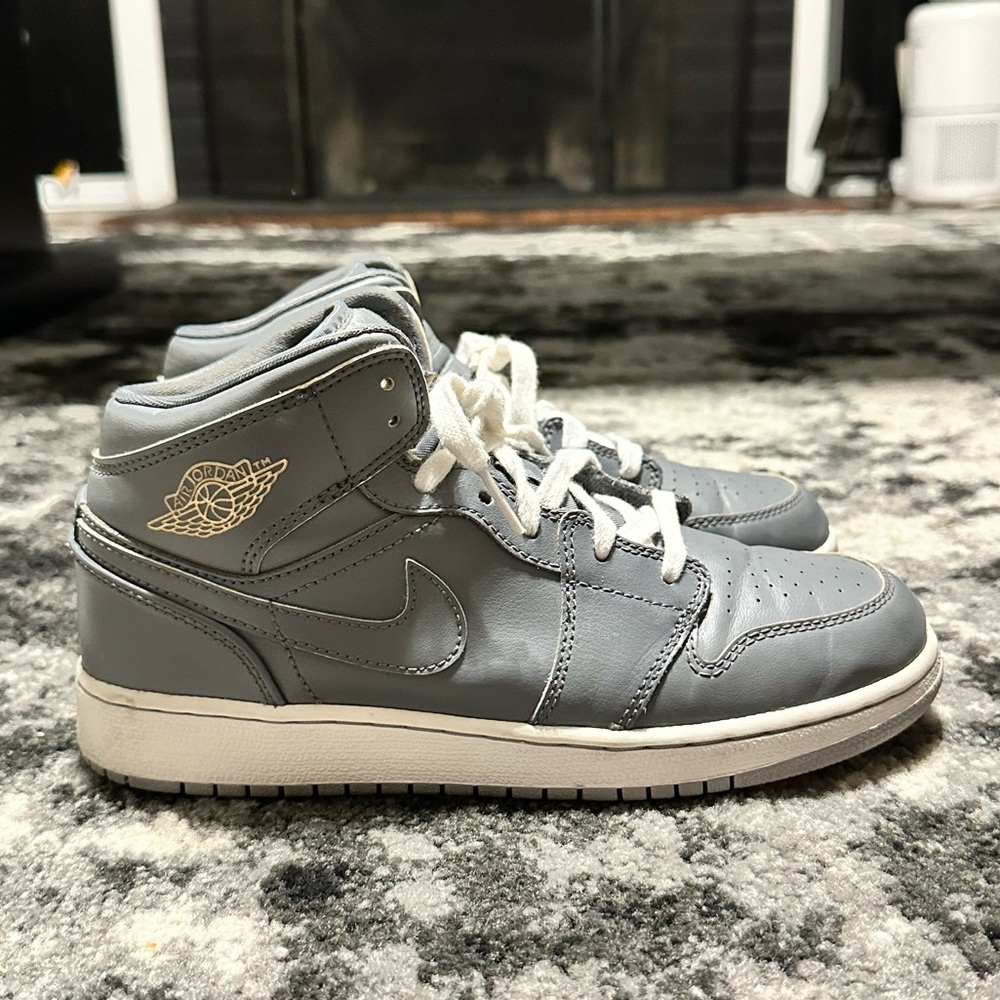 Nike Jordan 1 size 5Y good Condition